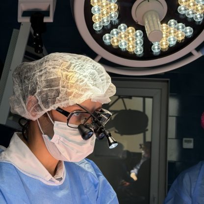Wearing surgical loupes under the operating light